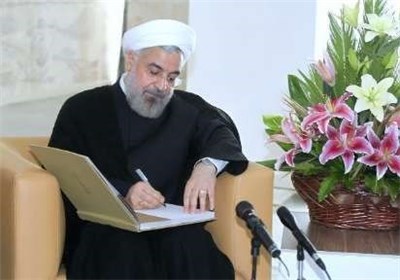نوشته روحانی در دفتر یادبود شهید بهشتی