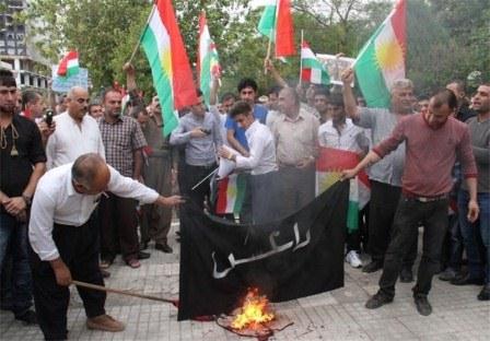کردها پرچم داعش و ترکیه را به آتش کشیدند+ عکس