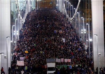 تظاهرات ۱۰۰ هزار نفری مردم مجارستان در اعتراض به مالیات اینترنت