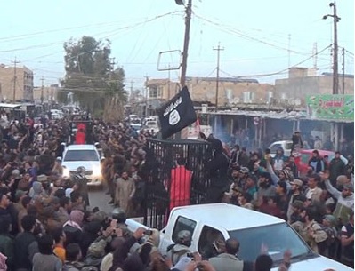 خیابان گردی داعش با ۲۱ گروگان!+ عکس
