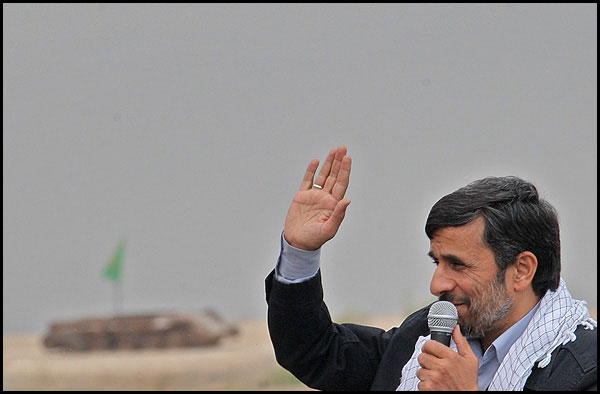 احمدی نژاد: به مناطق جنگی آمدم تا آثار دوستی استکبار را مشاهده کنم