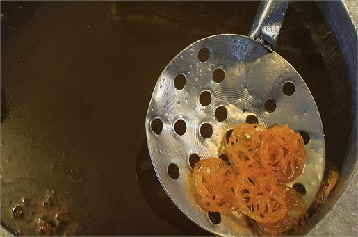 عکس/ نحوه پخت زولبیا و بامیه 