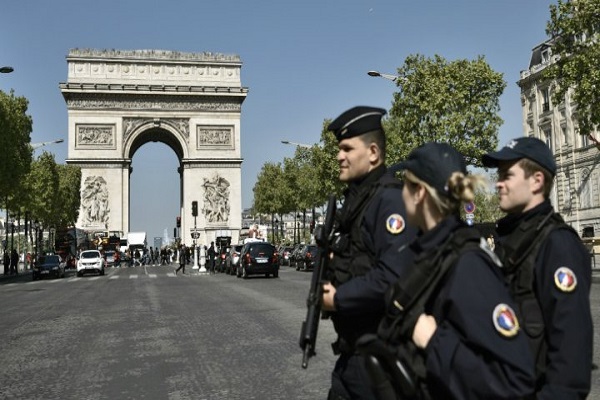 عملیات تروریستی نافرجام در پاریس/ پلیس به دنبال عامل حمله شانزه‌لیزه