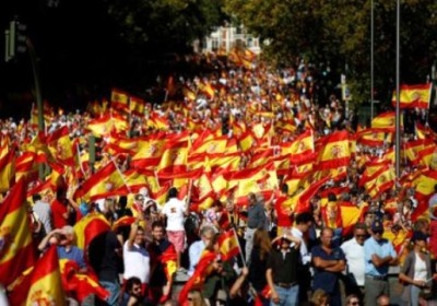 کاتالان های طرفدار ماندن در اسپانیا به خیابان می‌آیند