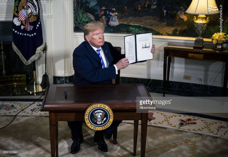 عکس/ امضای ترامپ برای خروج آمریکا از برجام