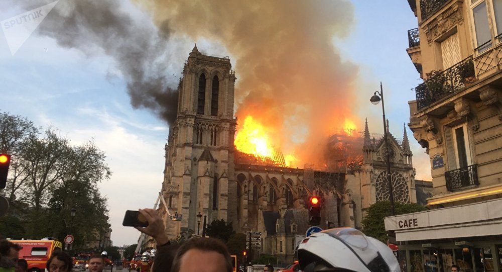 آتش‌ در کلیسای «نوتردام» پاریس؛ بخشی از کلیسا فرو ریخت