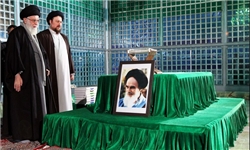 رهبر معظم انقلاب اسلامی در حرم امام خمینی(ره) حضور یافتند