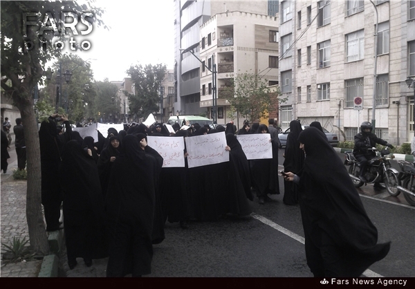 تجمع اعتراضی بانوان به جشن همسر روحانی +تصاویر