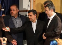 حضور احمدی‌نژاد و مشایی در یک مراسم ختم